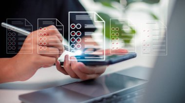 Test soruları kavramına cevap ver. İş kadınları bir değerlendirme, anket, değerlendirme, çevrimiçi anket, çevrimiçi anket üzerinde not işaretleyerek sınavda doğru cevabı seçer ve çevrimiçi bir anket formu doldururlar.. 