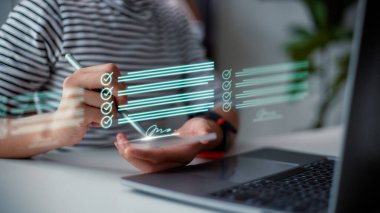 İş sözleşmesi imzalamak. Çevrimiçi iş sözleşmesi Elektronik imza, e-imza, dijital belge yönetimi, kağıtsız ofis, gelecekteki sanal arayüz ekranında.