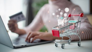 İnternet üzerinden e-ticaret teslimatı. Çevrimiçi ödeme konseptine erişim. Kadınlar, bankacılık mobil uygulamaları, elektronik işlemler ve finans teknolojisi üzerinden dizüstü bilgisayar bankacılığı ve çevrimiçi alışveriş yapıyorlar.