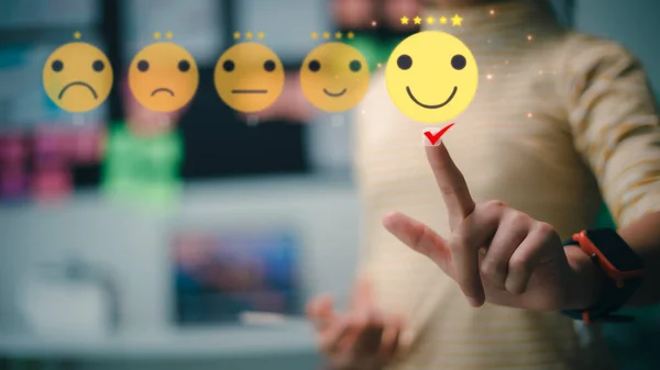 Użytkownicy Dają Oceny Doświadczenia Serwisowego Koncepcja Zadowolenia Klienta Pozytywne Emocje — Zdjęcie stockowe