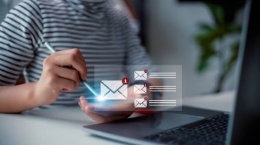 İş e-posta iletişimi ve dijital pazarlama için yeni e-posta bildirim kavramı. Gelen kutusu elektronik mesaj uyarısı alıyor. internet teknolojisi.