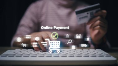 İnternet üzerinden e-ticaret teslimatı. Çevrimiçi ödeme konseptine erişim. Kadınlar, bankacılık mobil uygulamaları, elektronik işlemler ve finans teknolojisi üzerinden dizüstü bilgisayar bankacılığı ve çevrimiçi alışveriş yapıyorlar.