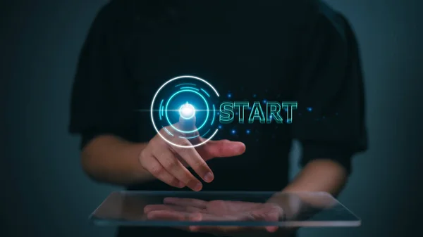 Podnikatelka Stisknutím Tlačítka Start Pro Strategii Akční Plán Zaměření Podnikání — Stock fotografie