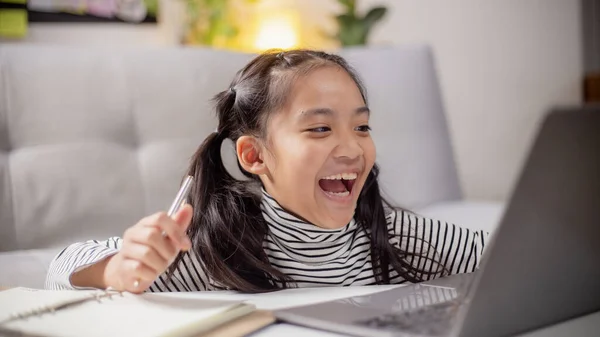 Asiática Niña Tomando Clase Línea Feliz Para Homeschool — Foto de Stock