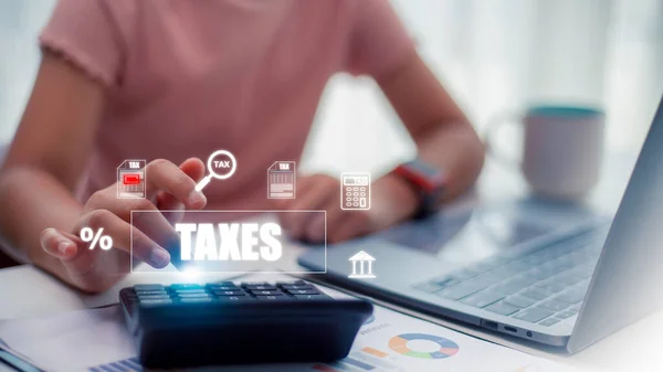 ラップトップを使用しているビジネスマンは 支払いのための所得税オンラインリターンフォームに記入します 財政研究 政府税 計算納税申告の概念 — ストック写真