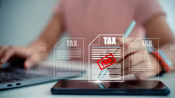 公司和个人纳税概念 妇女使用计算机填写公司和个人所得税申报表 增值税和企业财产税 — 图库照片
