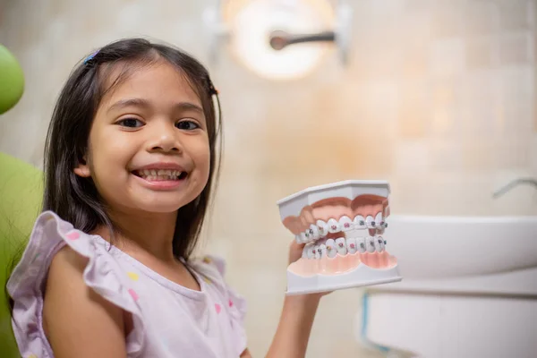 Bambine Asiatiche Denti Sono Sani Nello Studio Dentistico Cure Dentistiche — Foto Stock