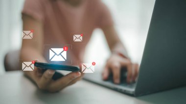 İş e-posta iletişimi ve dijital pazarlama için yeni e-posta bildirim kavramı. Gelen kutusu elektronik mesaj uyarısı alıyor. 