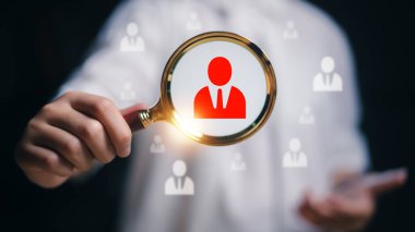 İnsan kaynakları, CRM, veri madenciliği, değerlendirme merkezi ve sosyal medya konsepti. Memur simge tarafından temsil edilen bir çalışanı arıyor..