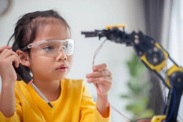 Mint Ausbildungskonzept Asiatische Schüler Lernen Hause Indem Sie Roboterarme Den — Stockfoto