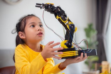 BTMM eğitim konsepti. Asyalı öğrenciler evde robot kollarını STEM 'de kodlayarak öğreniyorlar, matematik mühendisliği bilim teknolojisi bilgisayar kodları çocukların kavramları için robotik..