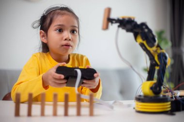 BTMM eğitim konsepti. Asyalı öğrenciler evde robot kollarını STEM 'de kodlayarak öğreniyorlar, matematik mühendisliği bilim teknolojisi bilgisayar kodları çocukların kavramları için robotik..