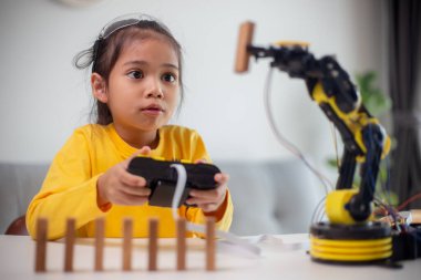BTMM eğitim konsepti. Asyalı öğrenciler evde robot kollarını STEM 'de kodlayarak öğreniyorlar, matematik mühendisliği bilim teknolojisi bilgisayar kodları çocukların kavramları için robotik..