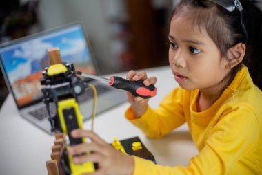 BTMM eğitim konsepti. Asyalı öğrenciler evde robot kollarını STEM 'de kodlayarak öğreniyorlar, matematik mühendisliği bilim teknolojisi bilgisayar kodları çocukların kavramları için robotik..
