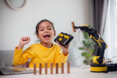 BTMM eğitim konsepti. Asyalı öğrenciler evde robot kollarını STEM 'de kodlayarak öğreniyorlar, matematik mühendisliği bilim teknolojisi bilgisayar kodları çocukların kavramları için robotik..