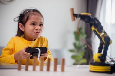 BTMM eğitim konsepti. Asyalı öğrenciler evde robot kollarını STEM 'de kodlayarak öğreniyorlar, matematik mühendisliği bilim teknolojisi bilgisayar kodları çocukların kavramları için robotik..