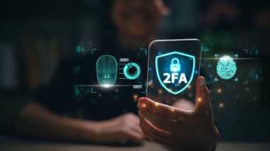 2FA hesabınızın güvenliğini artırır, Two-Factor kimlik doğrulama akıllı telefon ekranı 2fa bir konsept gösterir, ve gizlilik verileri ve siber güvenliği korur.