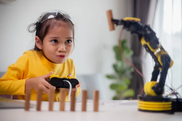 Concepto Educación Stem Estudiantes Asiáticos Aprenden Casa Codificando Brazos Robóticos — Foto de Stock