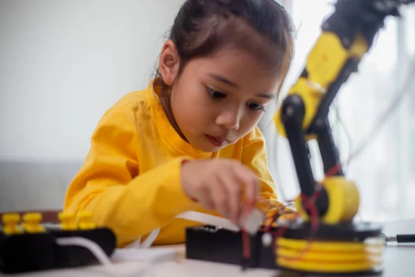 Concepto Educación Stem Estudiantes Asiáticos Aprenden Casa Codificando Brazos Robóticos — Foto de Stock