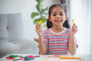 Asyalı kızlar bulmacalarla oynar, matematik öğrenir, eğitim kavramı geliştirir