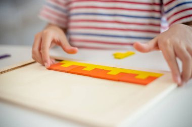 Asyalı kızlar bulmacalarla oynar, matematik öğrenir, eğitim kavramı geliştirir