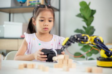 BTMM eğitim konsepti. Asyalı öğrenciler evde robot kollarını STEM 'de kodlayarak öğreniyorlar, matematik mühendisliği bilim teknolojisi bilgisayar kodları çocukların kavramları için robotik.