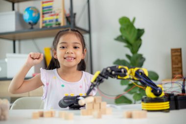 BTMM eğitim konsepti. Asyalı öğrenciler evde robot kollarını STEM 'de kodlayarak öğreniyorlar, matematik mühendisliği bilim teknolojisi bilgisayar kodları çocukların kavramları için robotik.