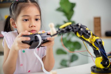 BTMM eğitim konsepti. Asyalı öğrenciler evde robot kollarını STEM 'de kodlayarak öğreniyorlar, matematik mühendisliği bilim teknolojisi bilgisayar kodları çocukların kavramları için robotik.