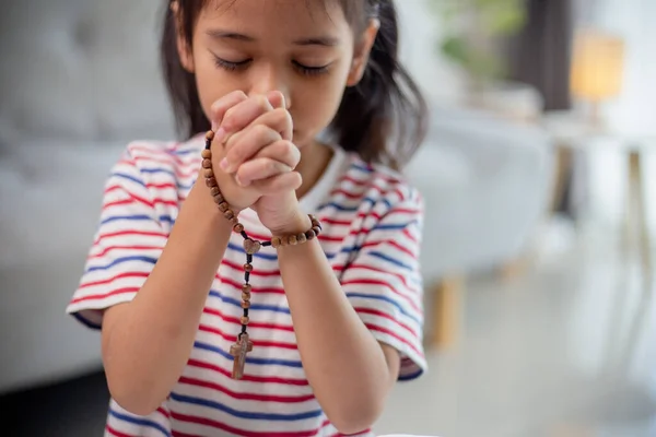 基督教的概念一个亚洲小女孩祈祷着要把十字架收起来 基督教 宗教的概念 — 图库照片