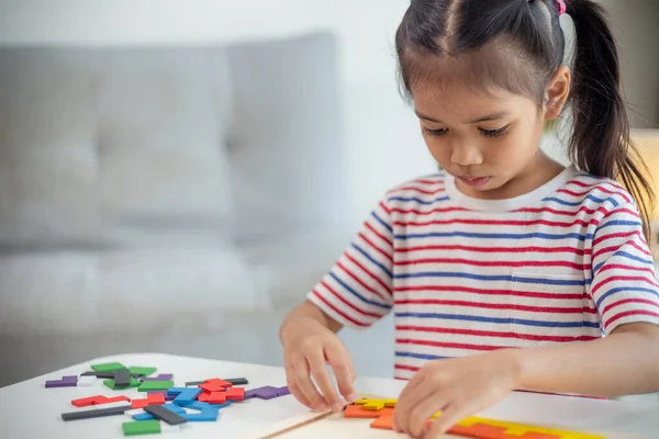 Asiatische Mädchen Spielen Mit Rätseln Lernen Mathematik Bildungskonzept — Stockfoto