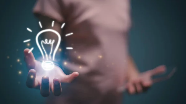 Ręczne Trzymanie Oświetlonej Graficznie Żarówki Pomysł Innowacja Koncepcja Inspiracji Koncepcja — Zdjęcie stockowe