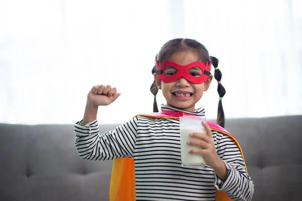 Asiatisches Kleines Mädchen Superheldenkostüm Das Hause Milch Trinkt Gesundes Konzept — Stockfoto