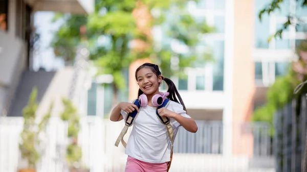 Πίσω Στο Σχολείο Χαριτωμένο Κορίτσι Ασιατικό Παιδί Ένα Σακίδιο Τρέχει — Φωτογραφία Αρχείου