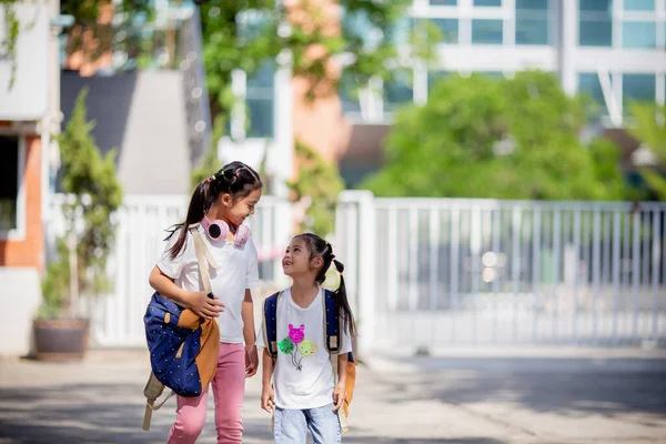 Wracać Szkoły Słodkie Azji Dziecko Dziewczyna Plecak Działa Idzie Szkoły — Zdjęcie stockowe