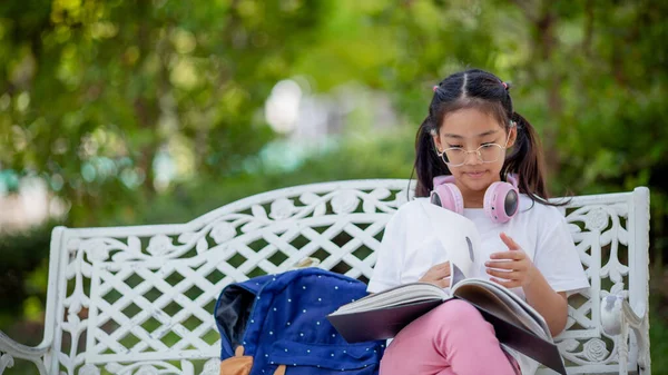 Okula Dönelim Kitap Okuyan Asyalı Bir Kız Dersten Sonra Ilkokul — Stok fotoğraf