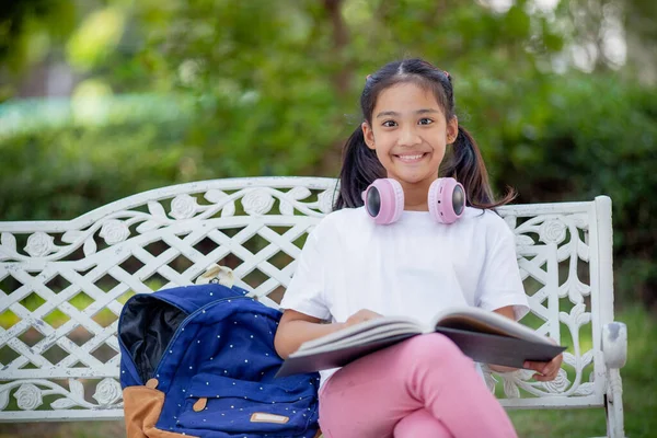 Okula Dönelim Kitap Okuyan Asyalı Bir Kız Dersten Sonra Ilkokul — Stok fotoğraf