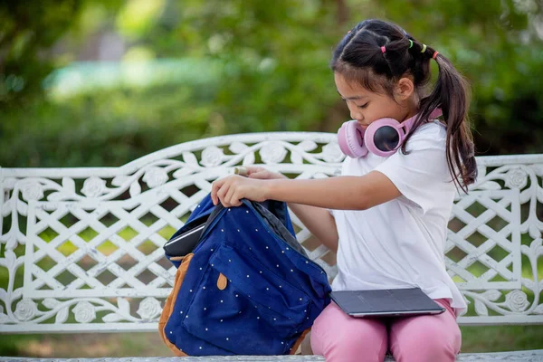 Azji Słodkie Szkoły Podstawowej Dziewcząt Pakowania Ich Torby Szkolne Przygotowując — Zdjęcie stockowe