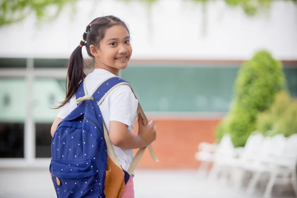 Πίσω Στο Σχολείο Χαριτωμένο Κορίτσι Ασιατικό Παιδί Ένα Σακίδιο Τρέχει — Φωτογραφία Αρχείου