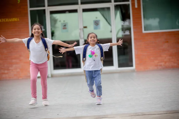 Tillbaka Till Skolan Söt Asiatisk Barn Flicka Med Ryggsäck Kör — Stockfoto