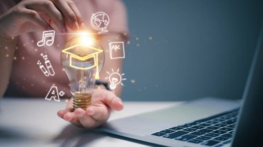 Ampul ve mezuniyet şapkası tutan kadınlar, internet eğitimi diploması, yaratıcı düşünce ve problem çözme konusunda bilgi eğitimi alan kadınlar. E-öğrenim lisans programı kavramı.