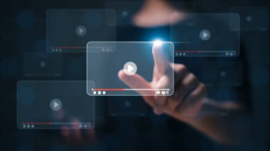 Kadınlar internet üzerinden video içeriği arıyor, çevrimiçi eğlence yayını izlemek, çevrimiçi yayın videosu izlemek için. Online öğrenim, video izlemek ve yaşamak, müzik dinlemek, programlar veya çevrimiçi dersler.