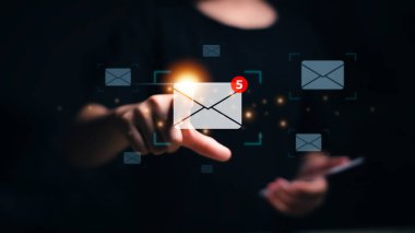 Yeni e-posta bildirim kavramı. Sanal ekranda e-postaya dokunan kadın. İş e-posta iletişimi ve dijital pazarlama için. Gelen kutusu elektronik mesaj uyarısı alıyor. İnternet teknolojisi.
