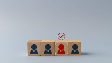 HRM İnsan Kaynakları Yönetimi. İş seçimleri, iş alımları ve kariyer fırsatları. İşaret ve insan çalışan simgeleri tahta bloklara odaklanıyor. Yetenekli bir takım lideri seç..