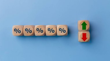 Yüzdelik sembol simgesi olan küp bloğu. Faiz oranı finansal ve ipotek oranları kavramı. Odun küpü oku yukarıdan aşağıya değiştirir. Faiz oranı, hisse senetleri, sıralama. İş ve finans kavramı.