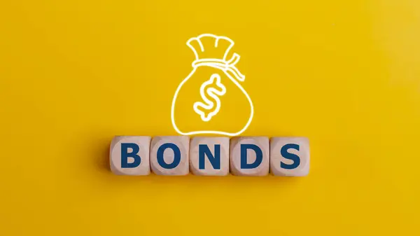 Bonds Palavra Cubos Madeira Com Saco Dinheiro Fundo Amarelo Conceito — Fotografia de Stock