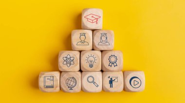 Tahta küplerdeki mezuniyet şapkası sembolleri, İnternet eğitimi diploması, E-öğrenim lisans programı konsepti. Yaratıcı düşüncelere ve problem çözme çözümlerine bilgi çalış.