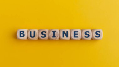 Sözcük işi ahşap bloklarda. İş stratejisi, liderlik ve kalkınma kavramı.