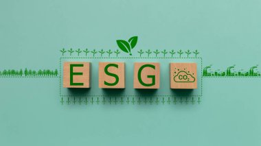 Çevre Sosyal Yönetimi kavramı ve sürdürülebilir organizasyon gelişimi için ahşap küp blok ESG ifade.