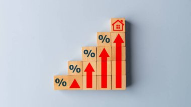 Ev simgesi, tahta küpten bloğa yüzde yüz ve yükselen okla birlikte. Gayrimenkul yatırım konsepti. Varlık yönetimi, faiz oranları, enflasyon, kredi kredisi, artış vergisi.