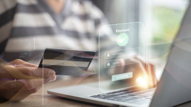 Mobil bankacılık ağı, çevrimiçi ödeme, dijital pazarlama. İş adamları sanal ekranda dizüstü bilgisayar ve iş teknolojisi kullanıyorlar.
